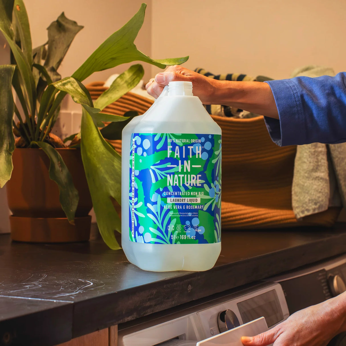 Faith in Nature Laundry Liquid - Aloe Vera & Rosemary