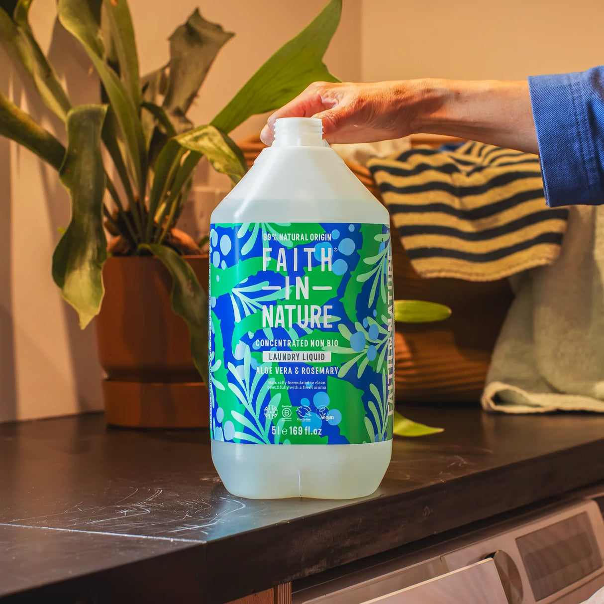 Faith in Nature Laundry Liquid - Aloe Vera & Rosemary